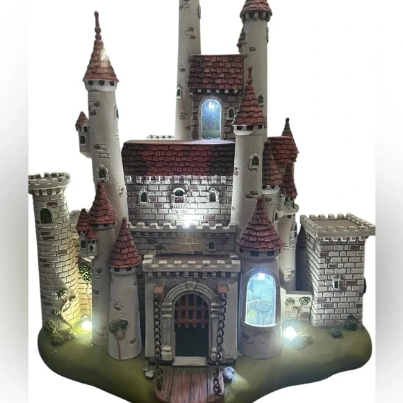 Disney Snow White Castle - #4 in Disney Castle Collection - w/lights - Picture 3 of 12